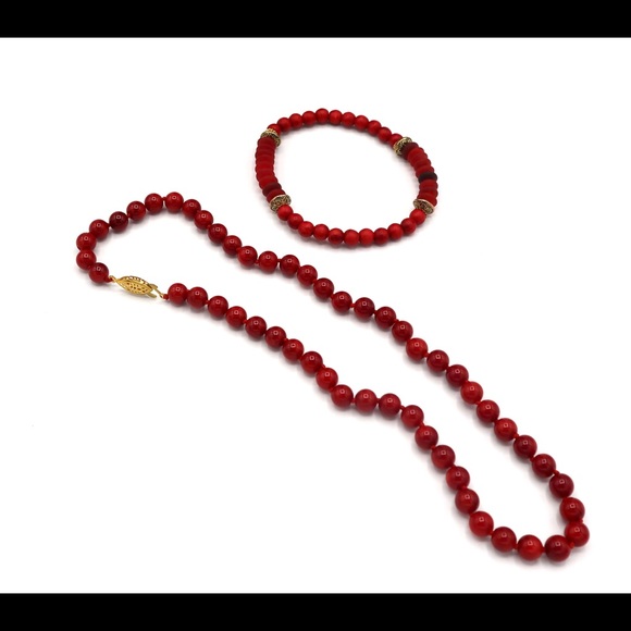 Red faux pearl necklace and bracelet. - Picture 2 of 4